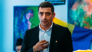 Imagine inedită. Cum s-a pozat liderul AUR, George Simion, la metrou. FOTO