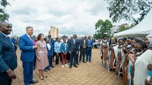 Carmen Iohannis a dansat cu localnicii la o școală din Kenya. Copiii au primit 30 de laptopuri cadou de la statul român VIDEO