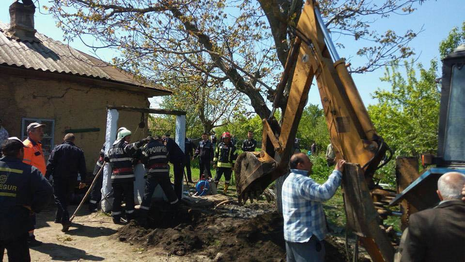 Copilul căzut în puţ a fost salvat! E în viaţă şi e îngrijit de medici!