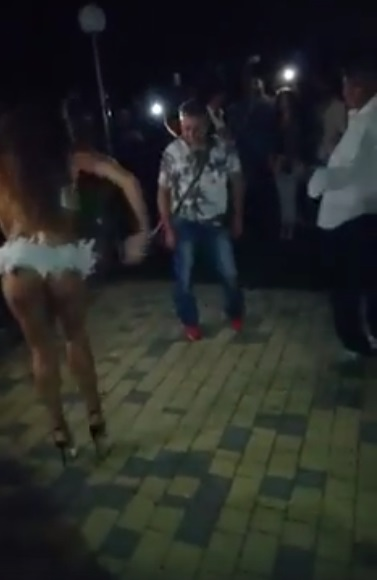Momentul în care un bărbat este prins de soție în timp ce dansa lasciv cu o brunetă sexy! Imaginile au devenit virale