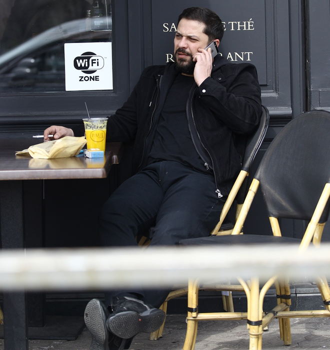 Augustin Viziru, cu un look total schimbat, la o terasă din București
