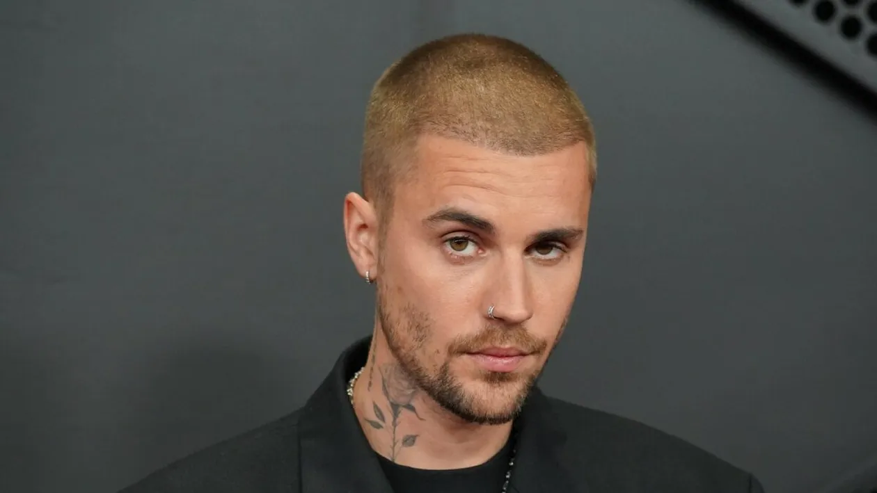Justin Bieber, apariție controversată la Premiile Grammy 2026! Artistul a urcat pe scenă fără haine pe el