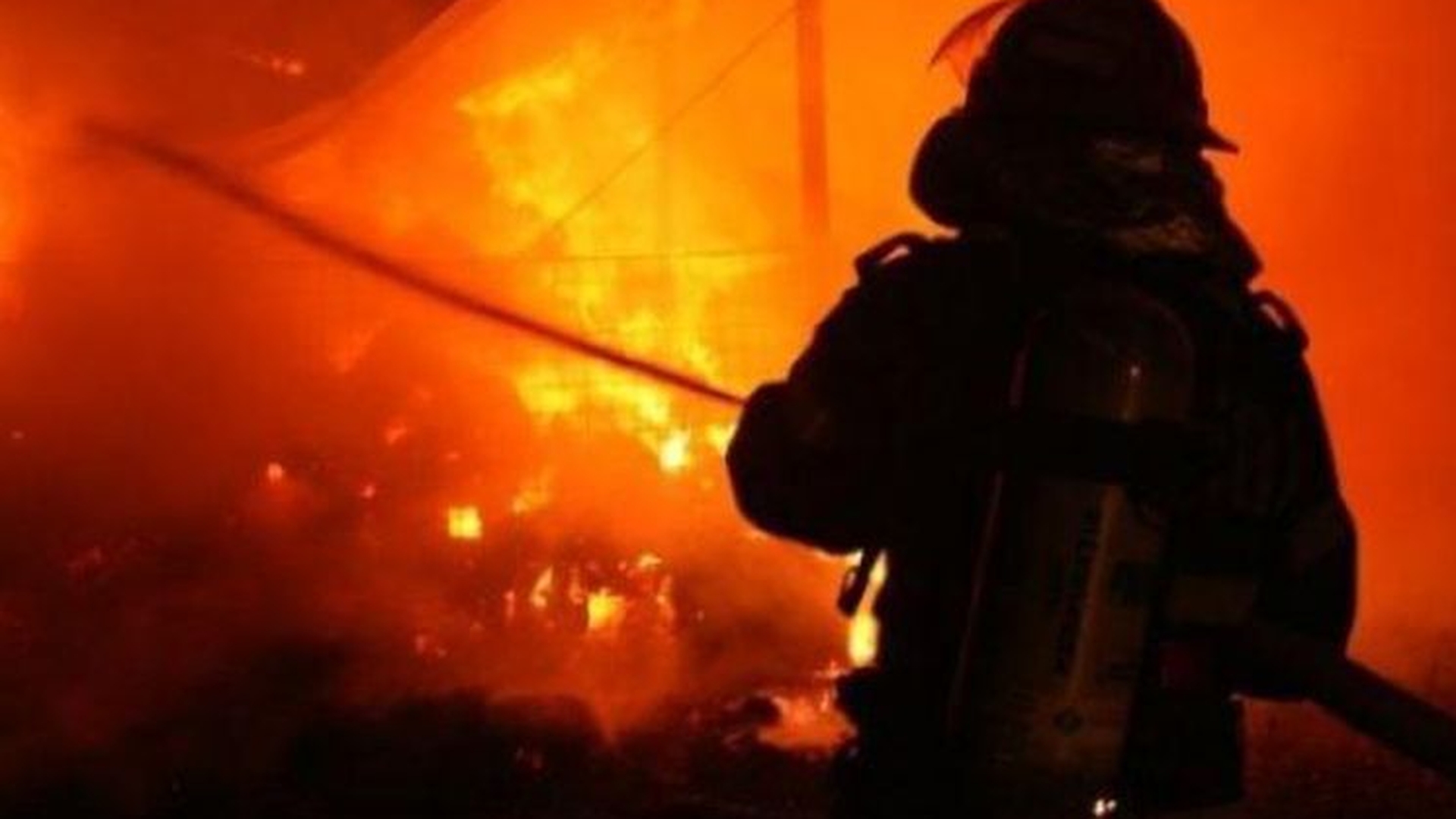 Caz înfiorător! Un bebeluș și părinții acestuia au murit, după ce o damă de companie i-a dat foc clientului său în apartamentul aflat sub ei