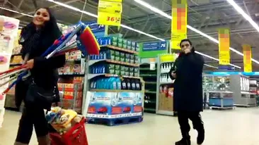 Bursuc, la hypermarket ca pe stadion! Scuipa plictisit seminte in timp ce sotia se chinuia sa traga cosul ticsit cu cumparaturi!