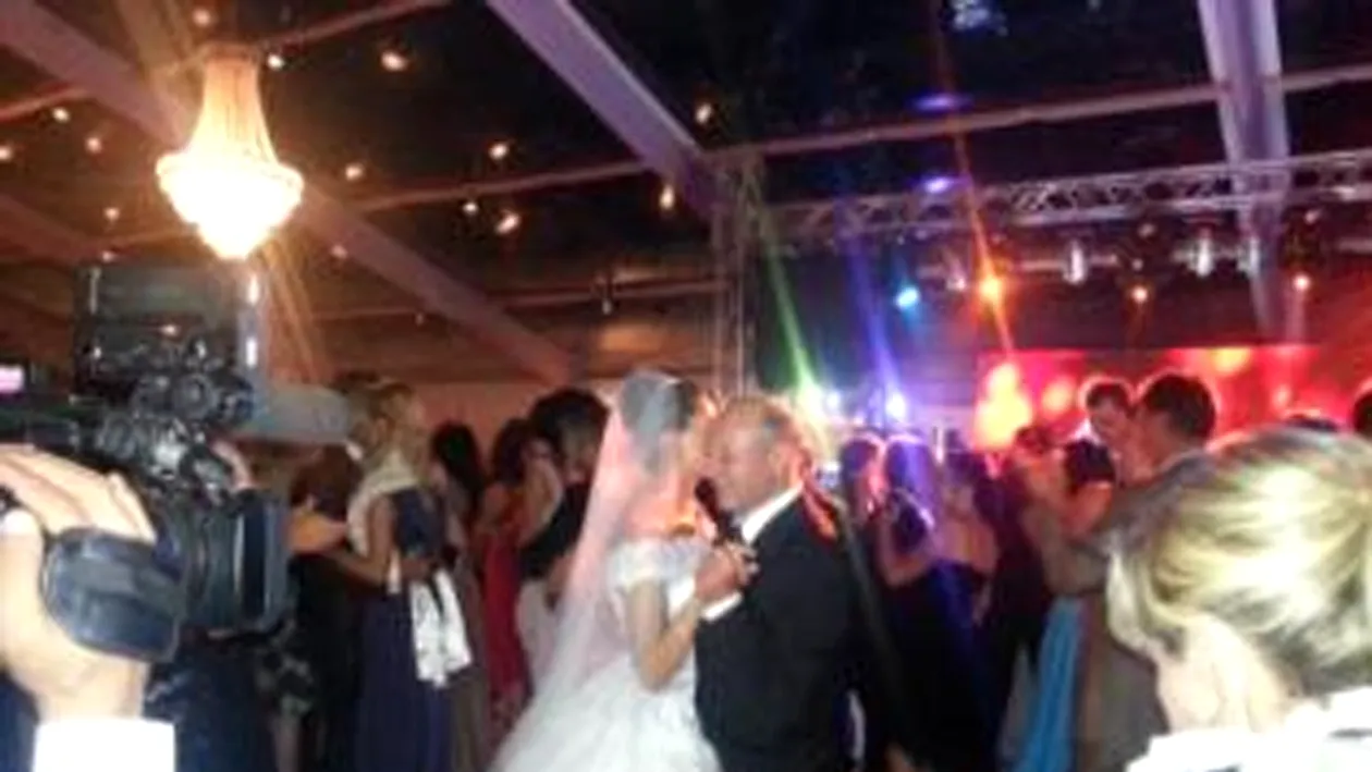 Cel mai emotionant moment al nuntii! Traian Basescu a dansat cu fata lu' tata pe o melodie compusa special pentru ei!