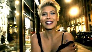 Sore, sexy si provocatoare in noul videoclip! Nu i-a fost rusine sa filmeze in chiloti