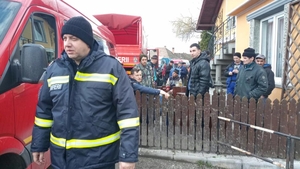 Incredibil! Ce făceau sătenii când pompierii au ajuns într-un sat pentru a ajuta la consolidarea unui dig
