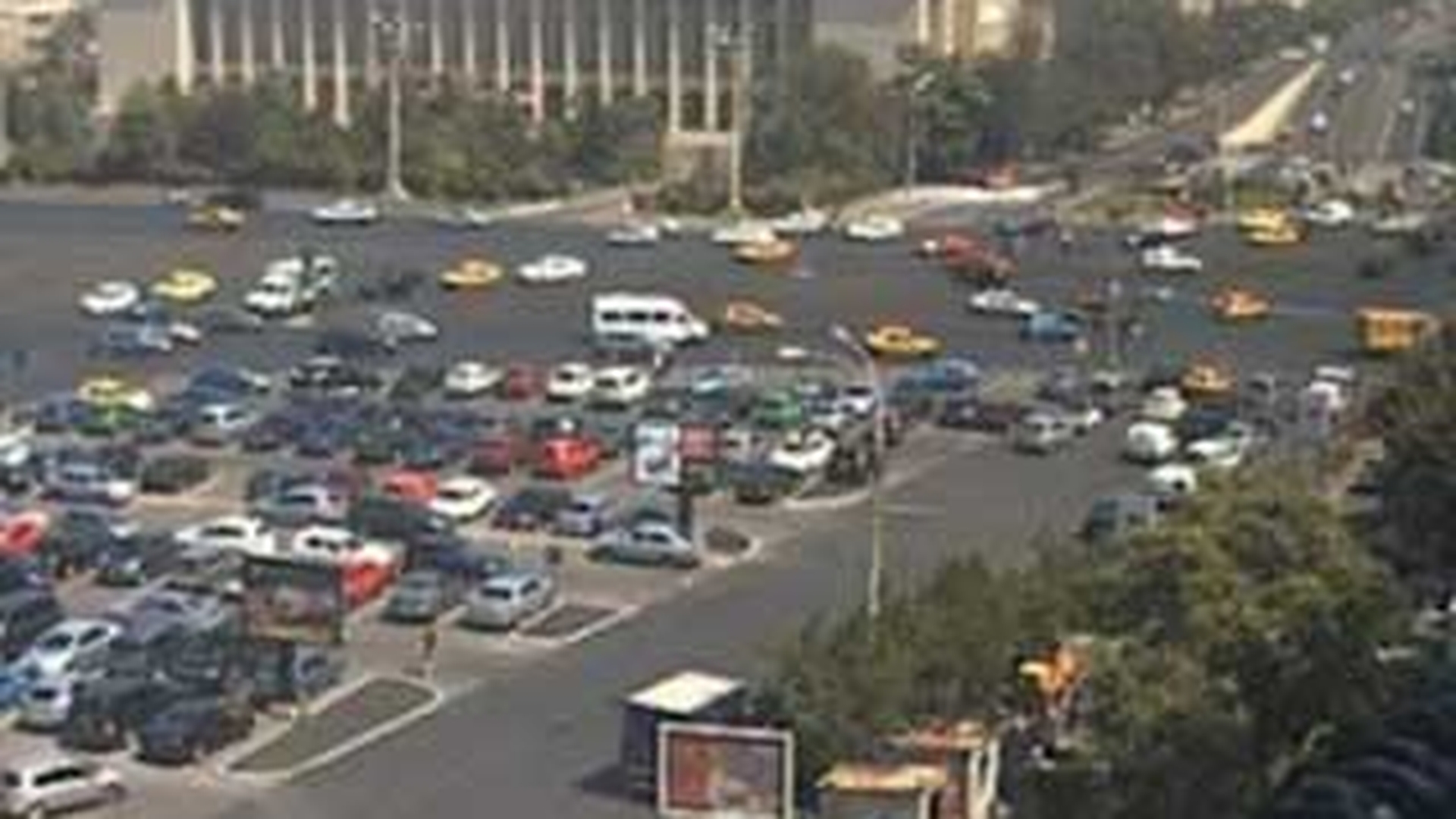 Un autoturism a luat foc langa sediul Guvernului