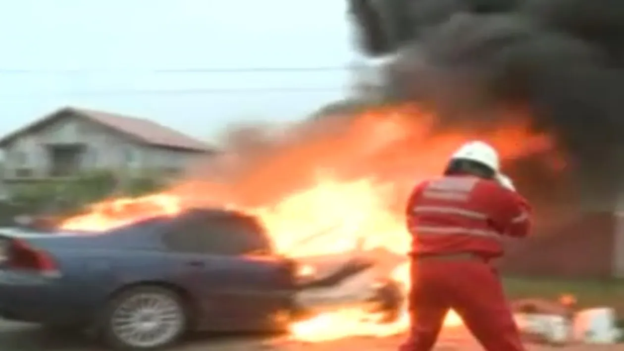 Accident GRAV in Vaslui! O masina s-a lovit de un cap de pod si A LUAT FOC