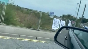 L-a umilit public! Ce răspuns a primit un tânăr, după ce și-a cerut iubita de soție, scriind "Vrei să te măriți cu mine" pe un cearșaf