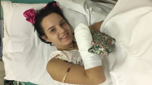 Femeile din Rusia pledează pentru o lege anti-violență în familie! Margarita, femeia căreia soțul gelos i-a tăiat brațele cu toporul, le susține necondiționat