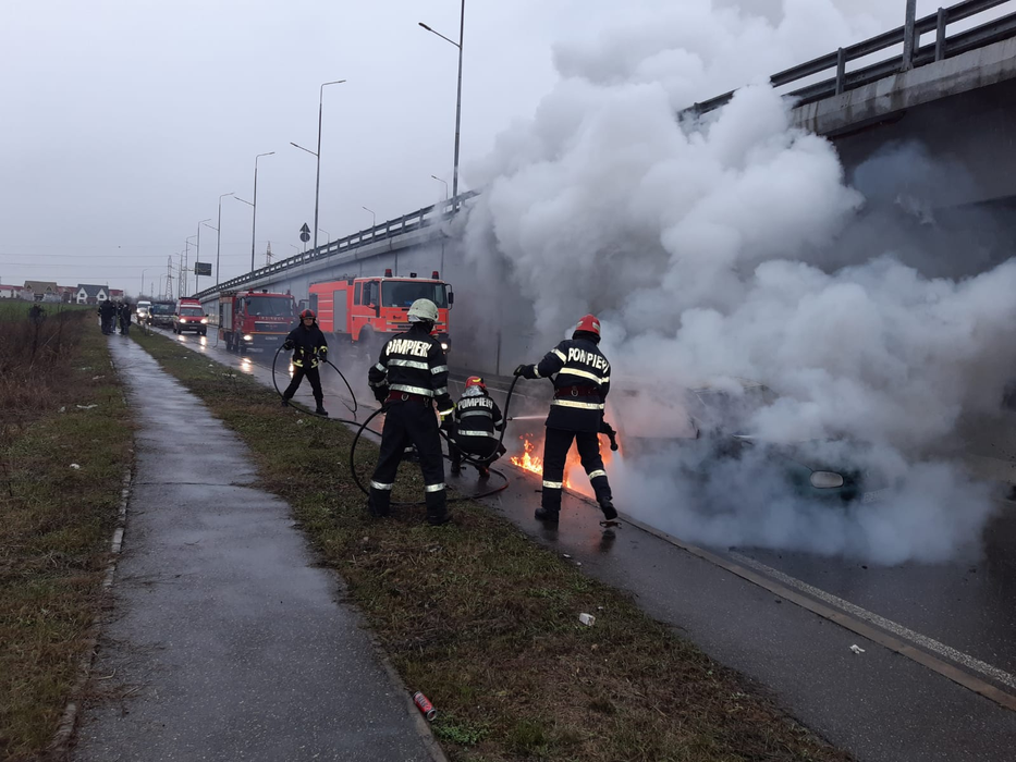 Imagini cu impact emotional. O mașină a izbucnit în flăcări în Ploiești, șoferul s-a salvat  în ultimul moment