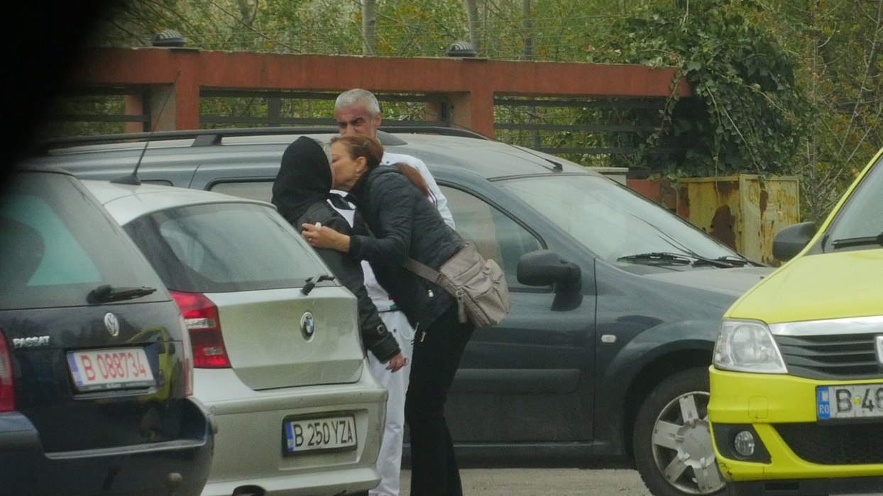 Elena Ion, văduva lui Fane Spoitoru, alături de câteva rude la parastasul de trei ani al soțului ei