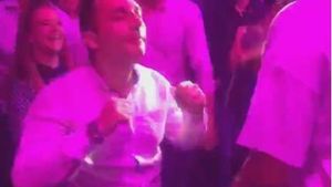Distracţie de zile mari la un concert al Corinei! Surpriză totală! Ce s-a întâmplat când artista fredona ultimul ei hit
