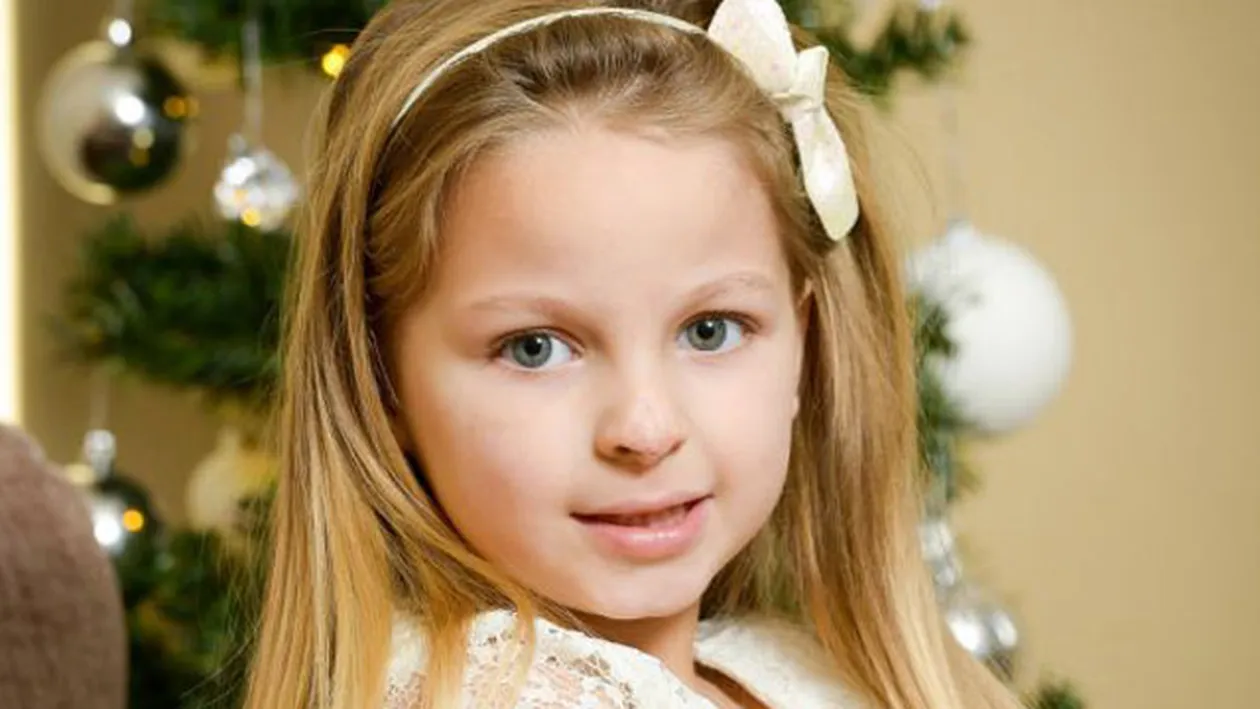 Colegii o strigau renul Rudolf! Cum arata inainte de operatie aceasta fetita