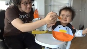 VIDEO CRIMINAL Un bebelus este absolut hipnotizat de Gangnam Style! Uite cum mananca DOAR pe muzica coreeanului!