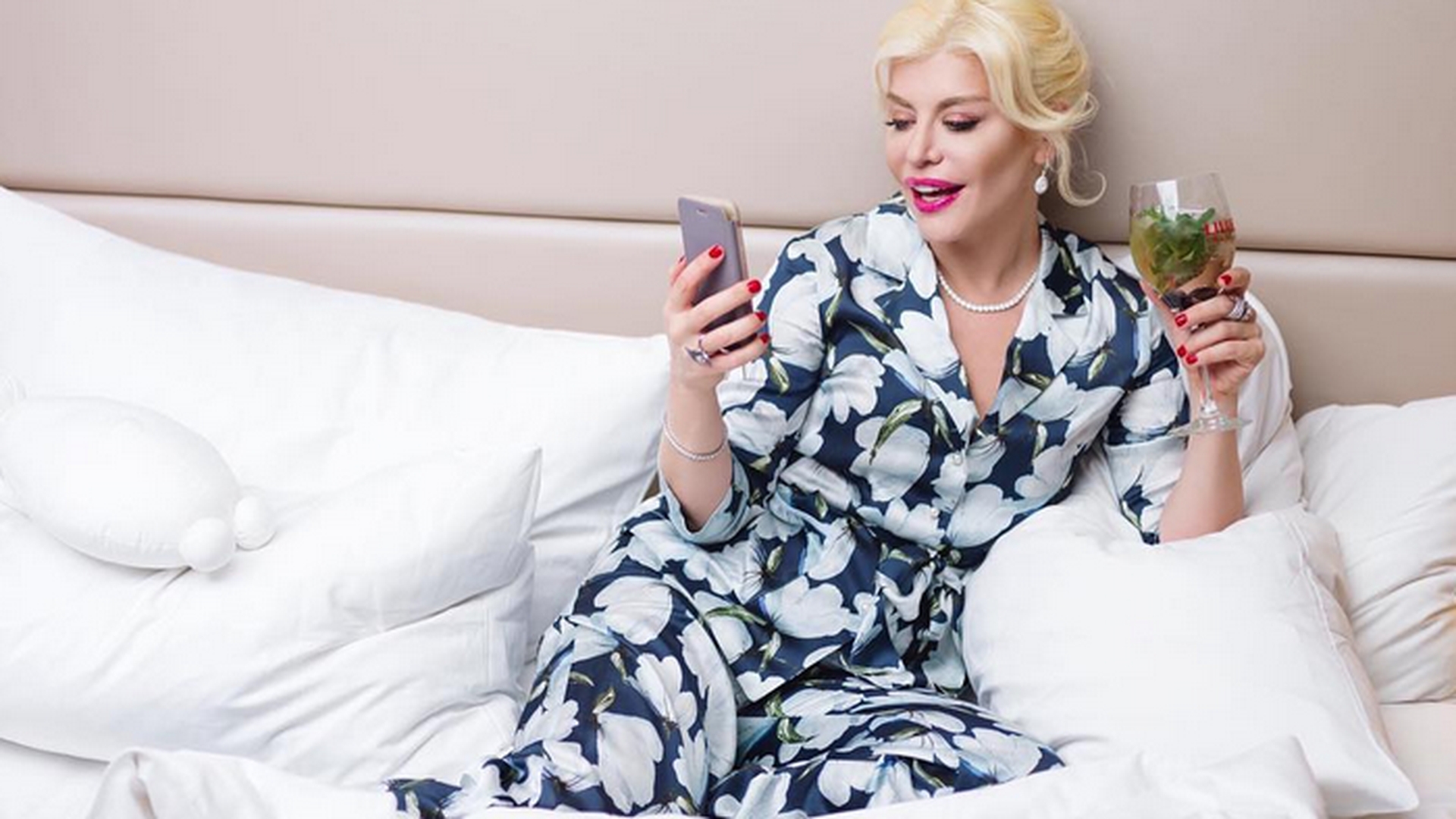 Loredana Groza, şi-a început ziua de naştere alături de Alain Delon: ”Te iubesc!”
