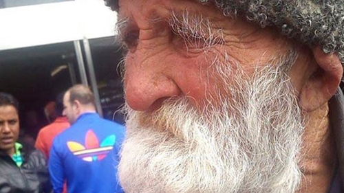 Moş Pătru din Vâlcea a fost dus la cerşit în Londra! Cum arată bătrânul după ce mai mulţi tineri l-au ajutat