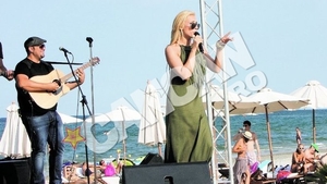 Iulia Vantur si-a facut debutul la mare. A cantat cu public pentru Dan "Circaru"