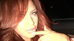 Raluca Podea, sexy mama la plaja! S-a pozat intr-o pozitie periculoasa! Va place?