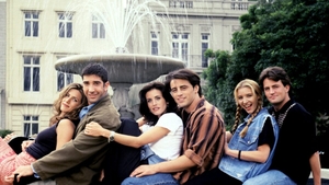 La un an de la moartea lui Matthew Perry, o colegă din "Friends" încearcă să ia legătura cu el...