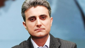 Primele imagini de paparazzi cu Robert Turcescu si noua lui iubita! Jurnalistul nu se poate abtine sa nu ii faca asta in public!