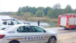 La un pas de tragedie! Un tânăr de 25 de ani a plonjat cu mașina într-un lac