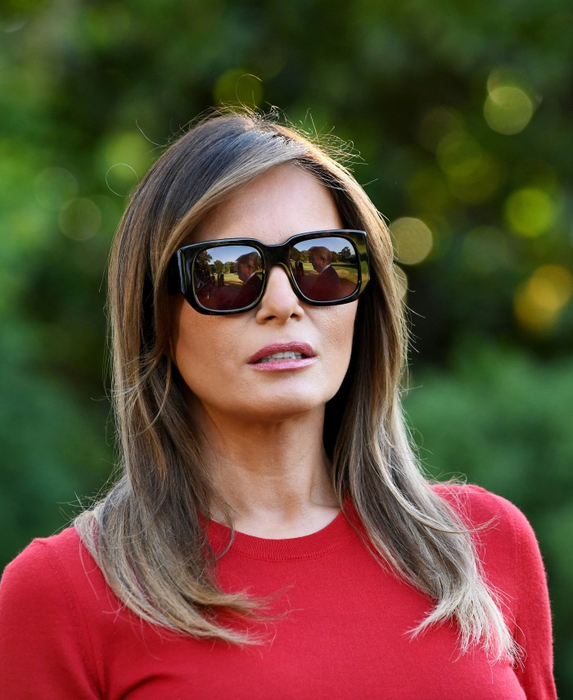 S-a aflat de ce pozează Melania Trump mereu cu gura deschisă!