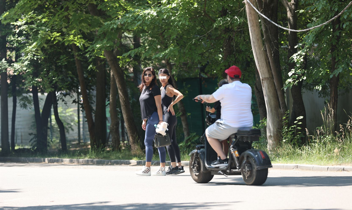 Florin Salam și micuța, pe scuter, le ajung din urmă pe Roxana Dobre și pe prietena ei (Foto: CANCAN.RO)