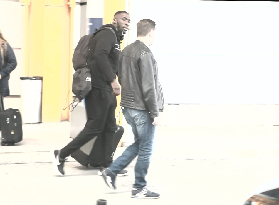Sam se întreține verbal cu cel care l-a așteptat la aeroport