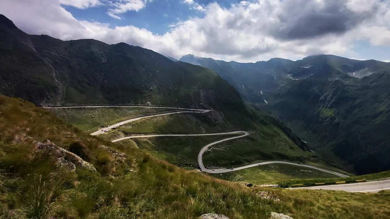 Șoseaua splendidă din România pe care puțini o știu! Este mai spectaculoasă decât Transfăgărășan