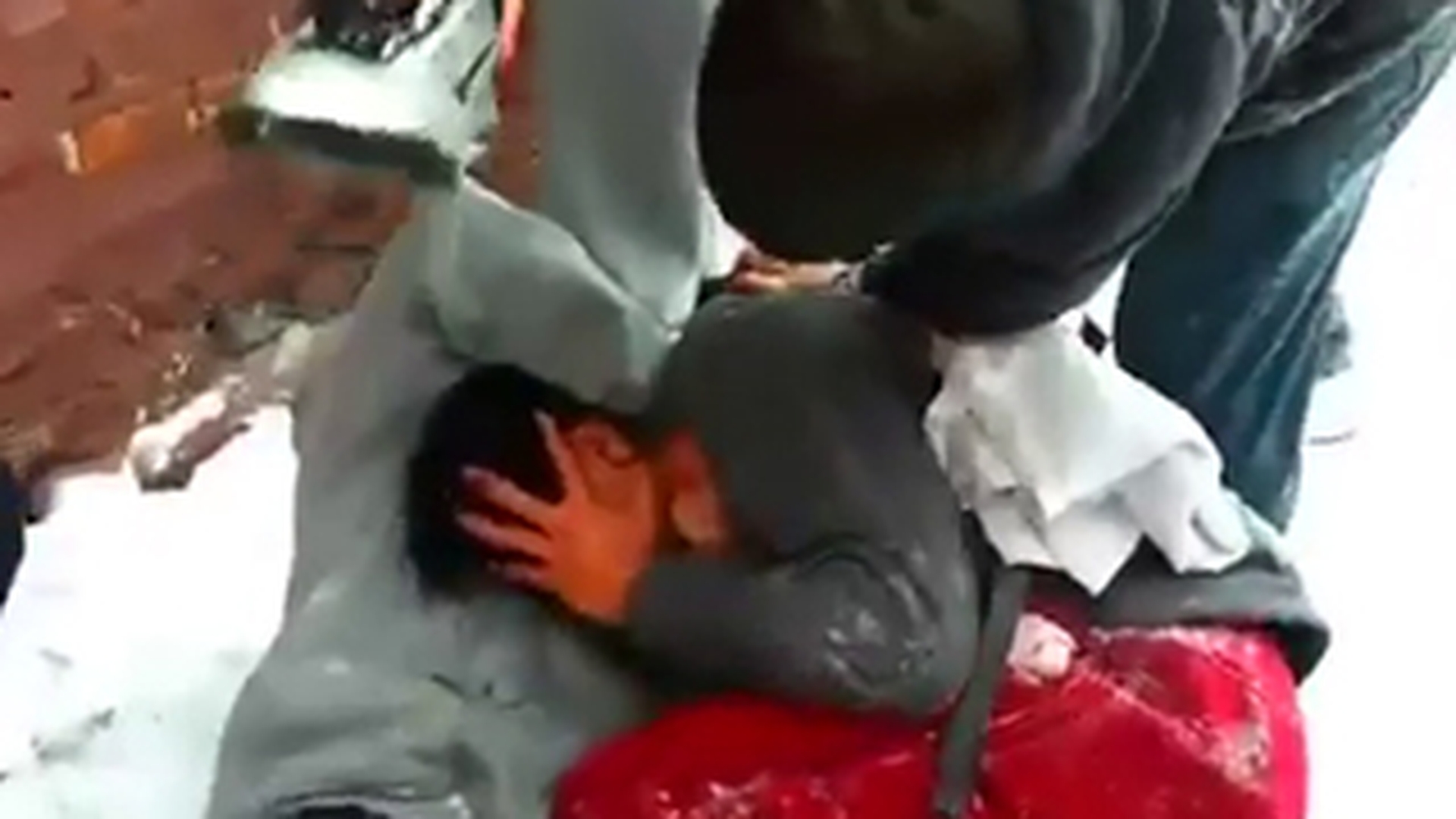 Violente inimaginabile! O gasca de pusti il rupe in bataie pe un coleg de liceu pentru ca este chinez! Vezi cum il snopesc si cum el ii implora sa il lase!