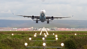 Un avion a aterizat de urgență pe Aeroportul Otopeni din cauza unei pasagere cu probleme cardiace
