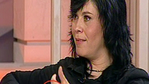 Ceruta in casatorie de iubitul ei, Moculeasca i-a dat degetul mijlociu! Vezi unde poarta inelul de logodna perversa batrana