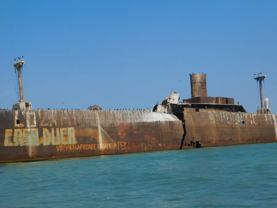 Epava de la Costinești, a navei Evangelia, se degradează pe zi ce trece (Foto: Facebook)