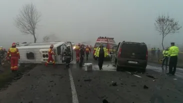 Accident grav pe DN 2! Trei persoane au murit şi alte 18 au fost rănite