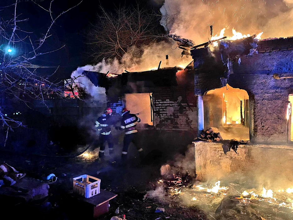 A rămas sub cerul liber, în toiul iernii. O bătrână s-a trezit, în miez de noapte, cu locuința în flăcări
