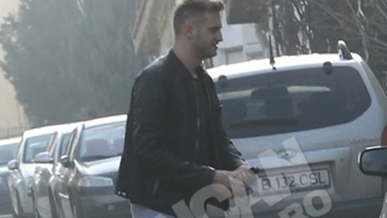 Sorin de la Akcent s-a scarpinat in zona intima cu iubita alaturi! Vezi cum a reactionat ea!