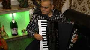Fabuloasa poveste a celui mai rapid acordeonist: I-a dat numele lui Adrian Minune si a cucerit Franta cu muzica lui!