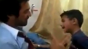VIDEO Asta este cea mai BOLNAVA joaca intre TATA SI FIU! Si-a palmuit baiatul minute in sir pana cand micutul a cedat