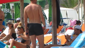 VIDEO Are 45 de ani, dar a invins timpul! VEZI cum arata in costum de baie sotia lui Bogdan Mara!