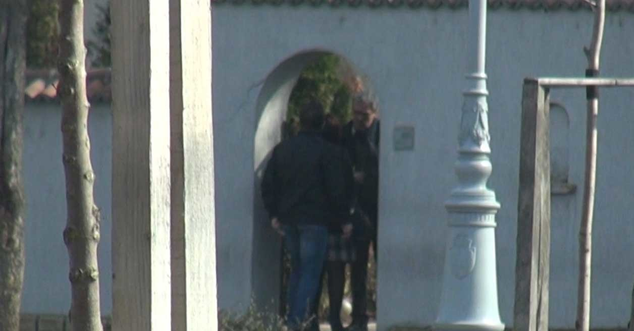 Femeia şi bărbatul care au sosit primii, cu maşina, discută cu cel venit cu taxiul