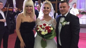 Elena Udrea şi Traian Băsescu, invitaţi surpriză la nunta cu 7.000 de invitaţi din Maramureş! Fosta blondă de la Cotroceni a venit fără logodnic, dar a dansat cu... VIDEO