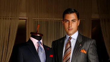 Alexandru Ciucu ii face cadou Regelui Mihai o medalie jubiliara si un frac nou-nout