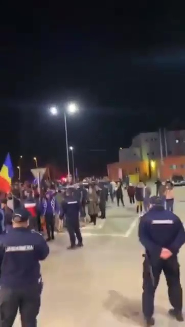 Mai mulți băcăuani au protestat la spital față de măsurile anti-COVID