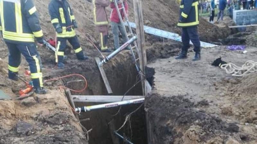 Un muncitor din Mureș și-a găsit sfârșitul într-un mod groaznic. Bărbatul a fost îngropat de viu