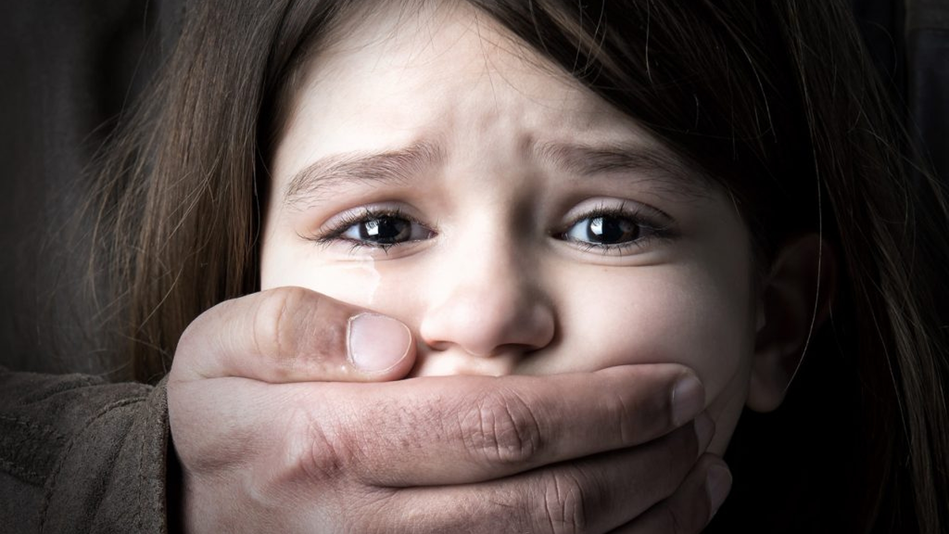 Un bărbat din județul Brașov și-a violat fiica și a obligat-o să se prostitueze. Fata a depus plângere la poliție fiindcă mama sa nu a vrut să o ajute