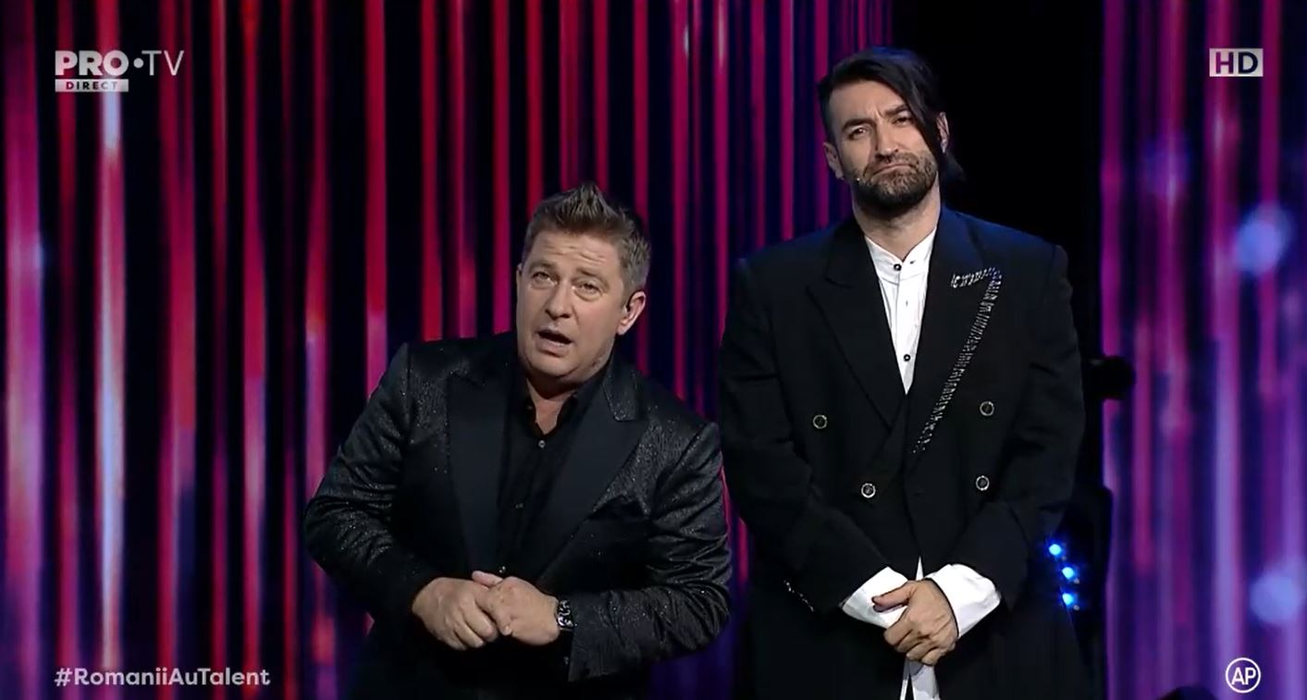 Andra, ținută cu o croială spectaculoasă în finala de la Românii au talent! Rochia neagră este crăpată până sus pe piciorul drept | FOTO