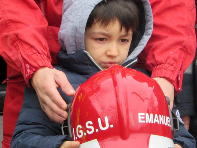 Ce se mai întâmplă acum cu micuţul din Vaslui care şi-a salvat surioarele din flăcări şi pe care a vrut să-l ajute Gigi Becali