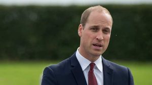 Prințul William își sărută fiul într-o fotografie realizată de ducesa de Cambridge